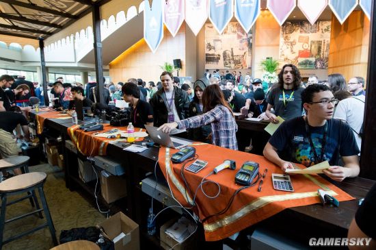 德州扑克不是谁手顺（德州扑克比的不是手气）