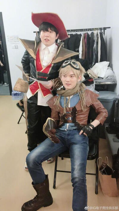 战斗歌曲开始了！ Ale 的雷霆击杀了 Xiaohu ，而 Xiaotian 呼吸着Maokai窒息了双方，进入最后一轮